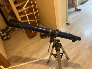 Telescopio azul con trípode