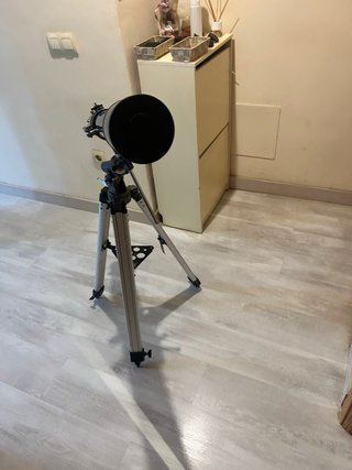Telescopio azul con trípode