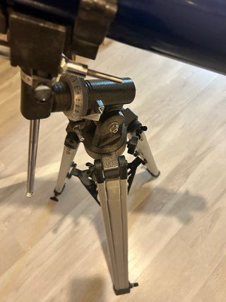 Telescopio azul con trípode