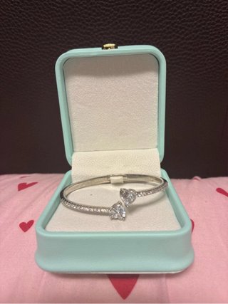 Pulsera plata con corazones y circonitas