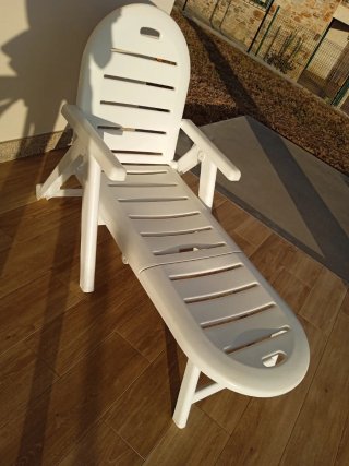 Tumbona de resina blanca plegable
