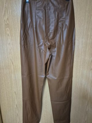 Pantalón efecto piel marrón