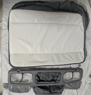 Cuna de viaje gris con cambiador y móvil