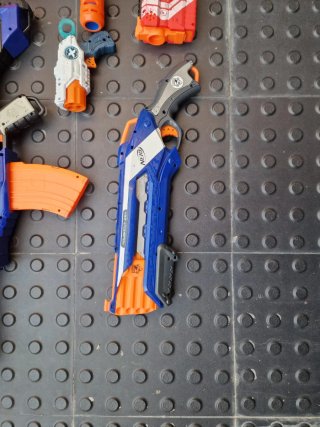 Lote Pistolas Nerf y Accesorios