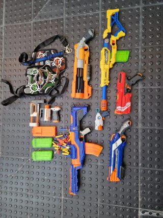 Lote Pistolas Nerf y Accesorios