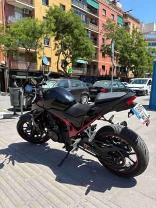 Honda CB750 Hornet Negra y Roja