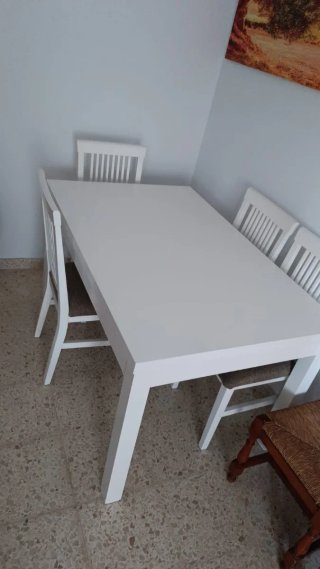 Mesa comedor y 4 sillas madera blanca