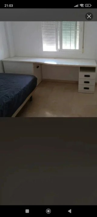 Escritorio blanco con zapatero