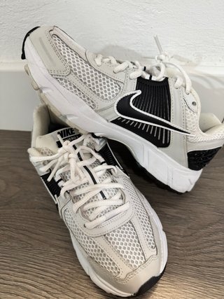 Nike Vomero 5 Gris y Blanco