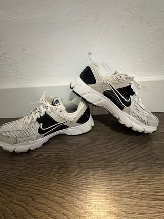 Nike Vomero 5 Gris y Blanco
