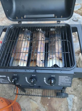 Parrilla de gas negra con quemador lateral