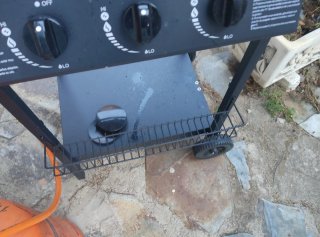 Parrilla de gas negra con quemador lateral