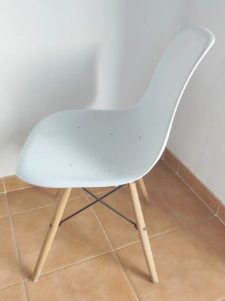 Silla estilo Eames blanca con patas de madera