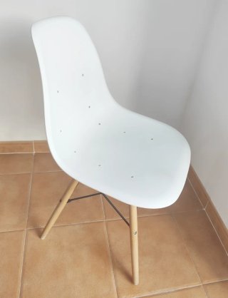 Silla estilo Eames blanca con patas de madera