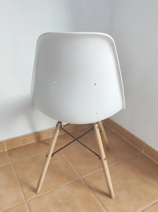Silla estilo Eames blanca con patas de madera