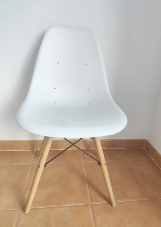 Silla estilo Eames blanca con patas de madera