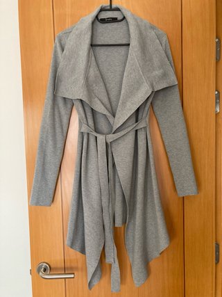 Cárdigan gris con cinturón