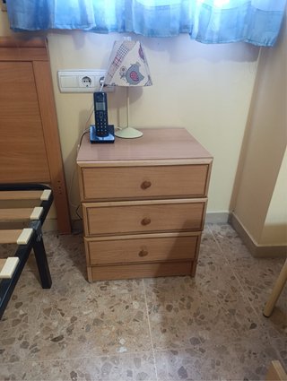 Mesita de noche de madera