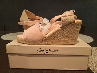 Sandalias cuña rosa y beige