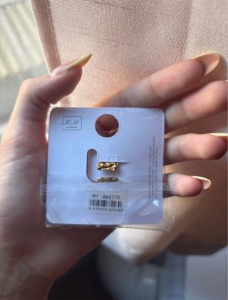 Anillo dorado con textura