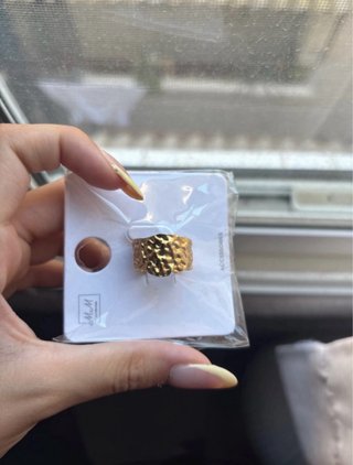 Anillo dorado con textura