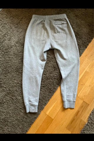 Conjunto chándal Nike gris logo rojo