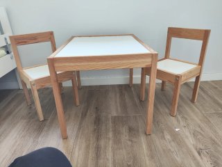 Mesa y 2 sillas infantiles