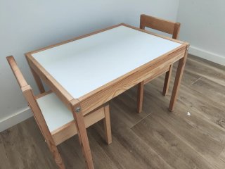 Mesa y 2 sillas infantiles