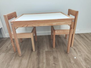 Mesa y 2 sillas infantiles