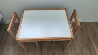 Mesa y 2 sillas infantiles