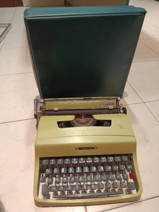 Macchina da scrivere Olivetti Lettera 32 Gialla