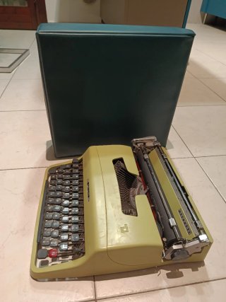 Macchina da scrivere Olivetti Lettera 32 Gialla