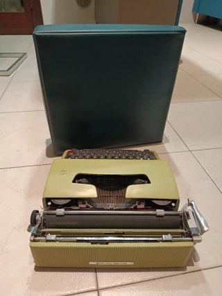 Macchina da scrivere Olivetti Lettera 32 Gialla