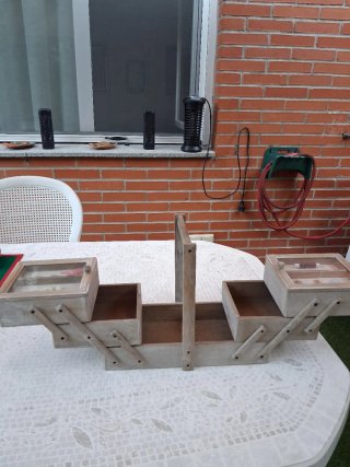 Costurero de madera con tapa de cristal.