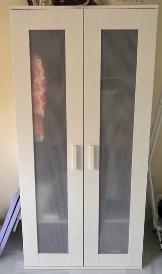 Armario blanco con puertas