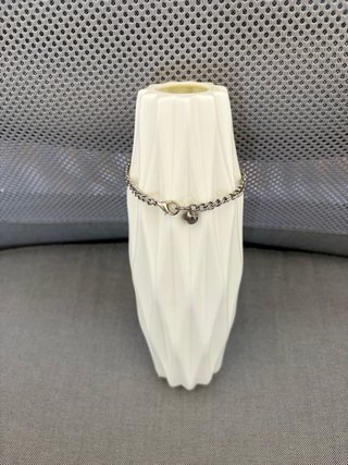 Tobillera plateada con charm