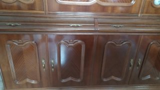 Mueble de salón madera con vitrina