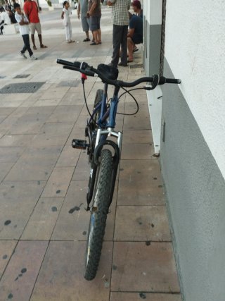 Bicicleta azul con marcha rota y freno trasero