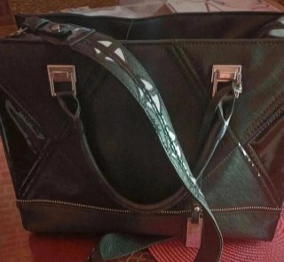 Bolso negro elegante y versátil