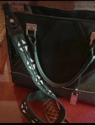 Bolso negro elegante y versátil