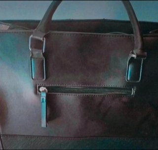 Bolso negro elegante y versátil