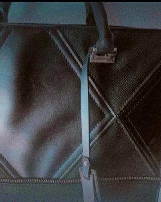 Bolso negro elegante y versátil