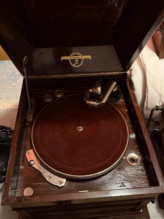 2 Gramófonos Columbia con discos de pizarra