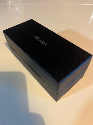 Caja Prada para gafas de sol negra