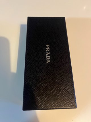 Caja Prada para gafas de sol negra
