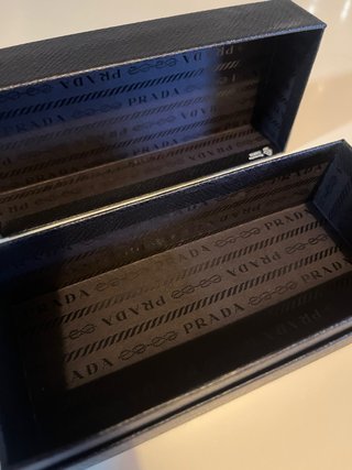 Caja Prada para gafas de sol negra