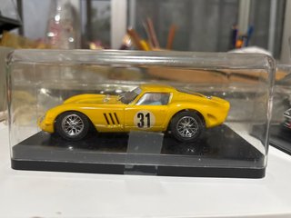 Coche de juguete amarillo
