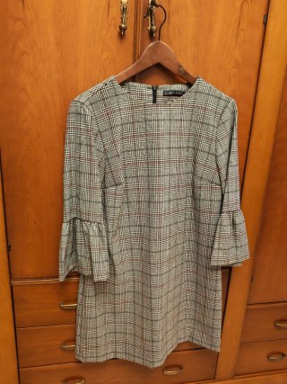 Vestido de cuadros gris y rojo