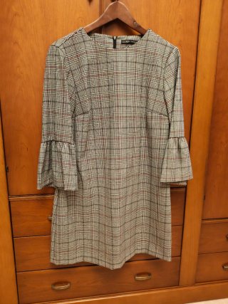 Vestido de cuadros gris y rojo