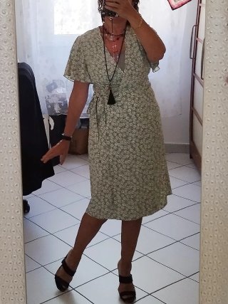 Vestito verde con fiorellini